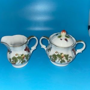 Miniature sugar and creamer set